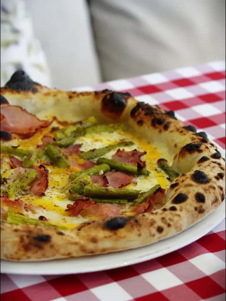 Talerze z kuchni Napoli z bliska — pizza z pieca, sałaty i dania główne