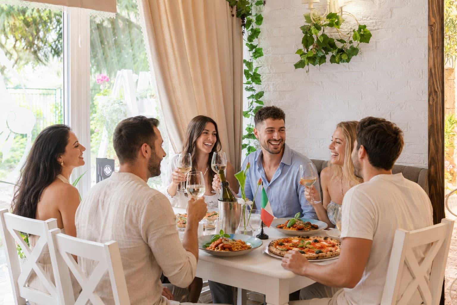 Goście przy stole w sali restauracji Napoli