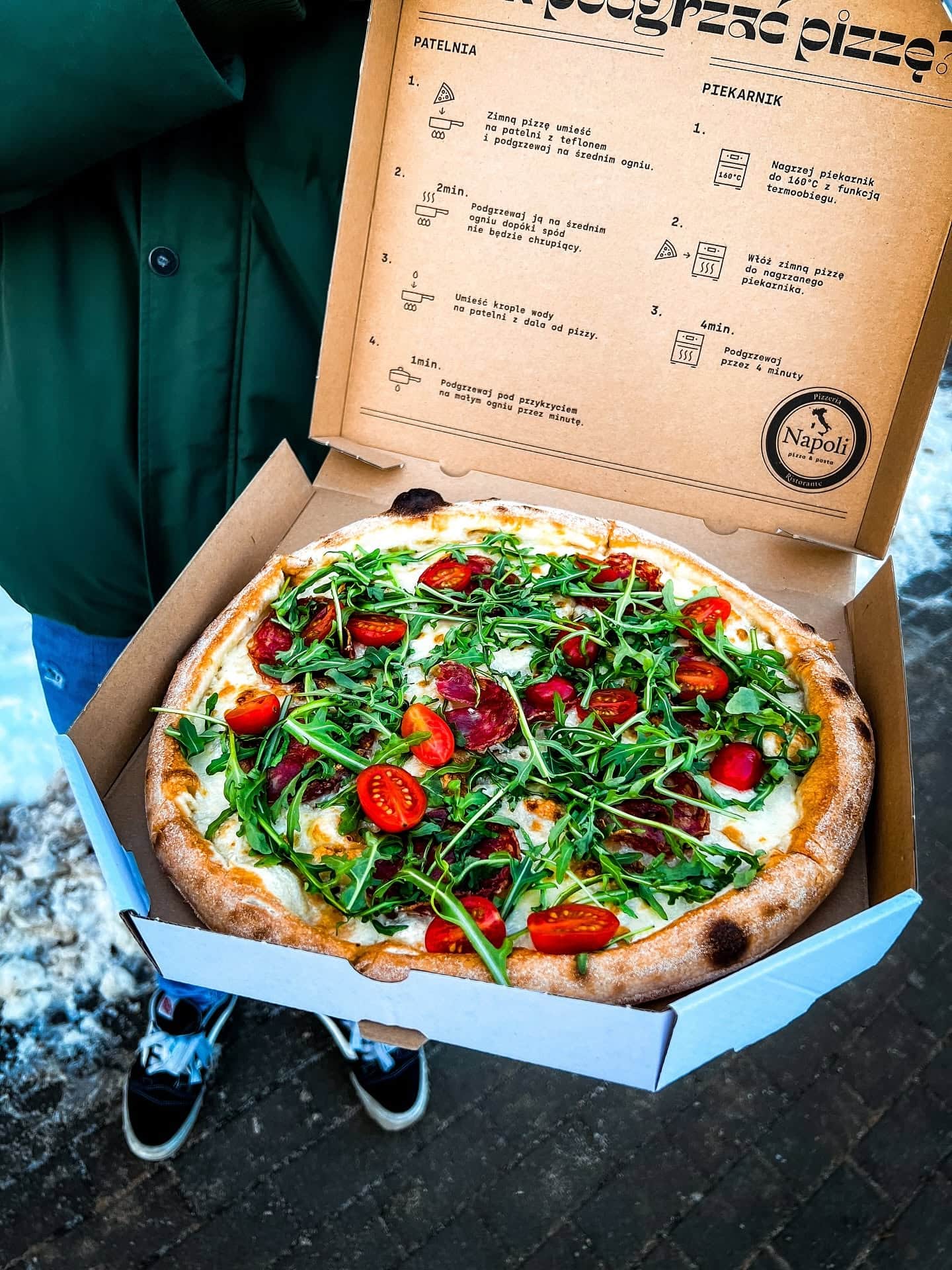 Pizza classica na pudełku dostawy Napoli